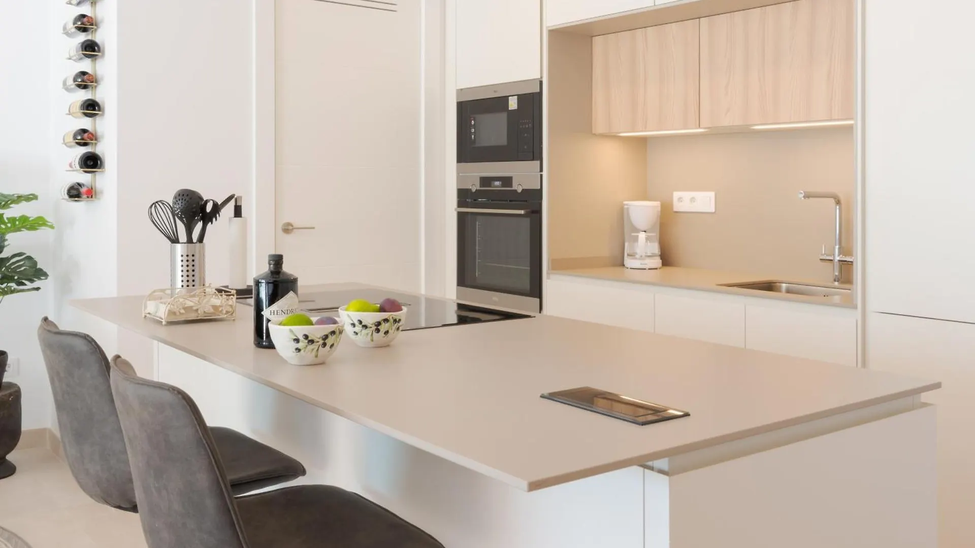 Jade Tower - 2-Bedroom Coastal Luxury Apartment In Fuengirola