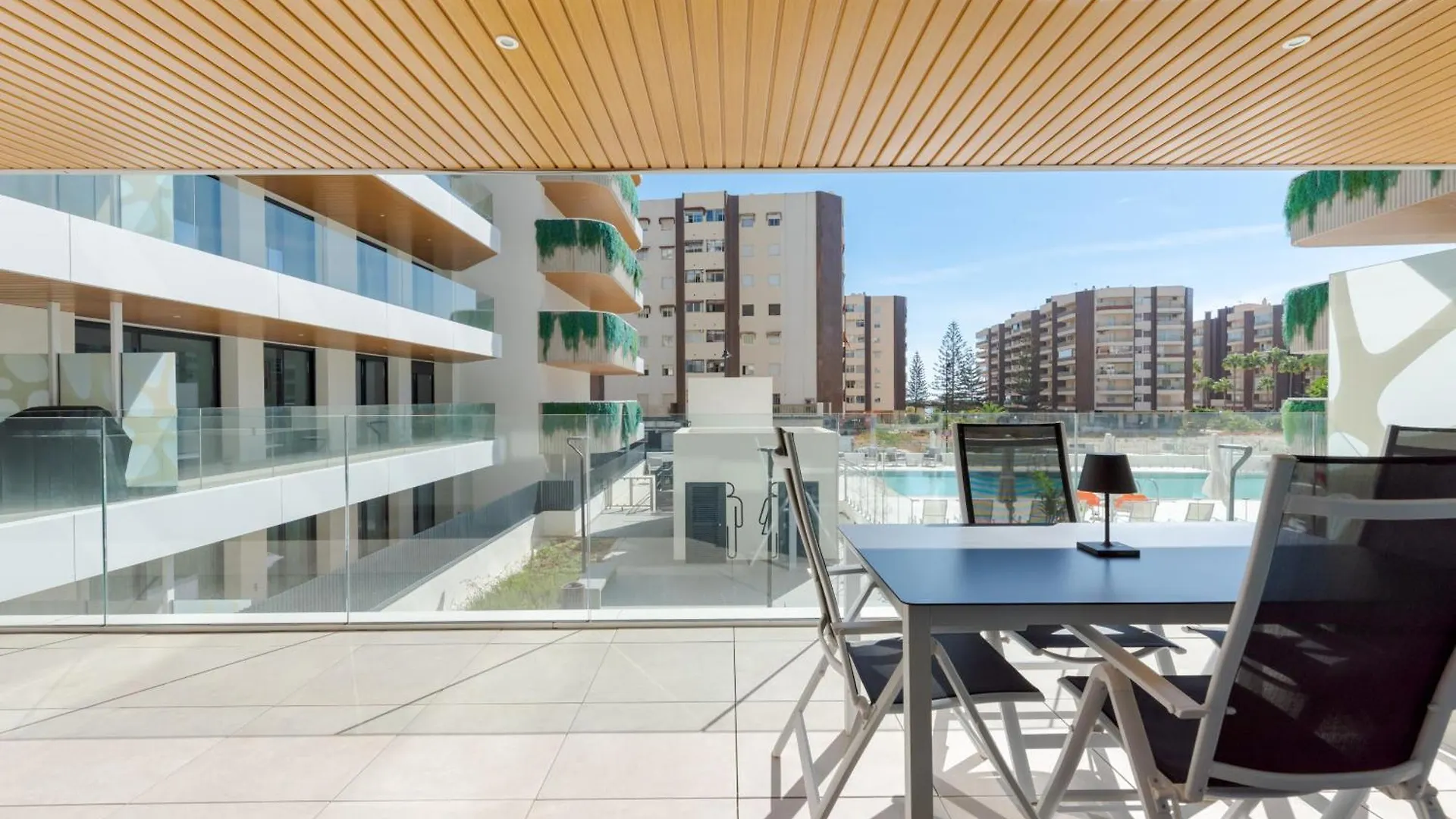 Jade Tower - 2-Bedroom Coastal Luxury Apartment In Fuengirola
