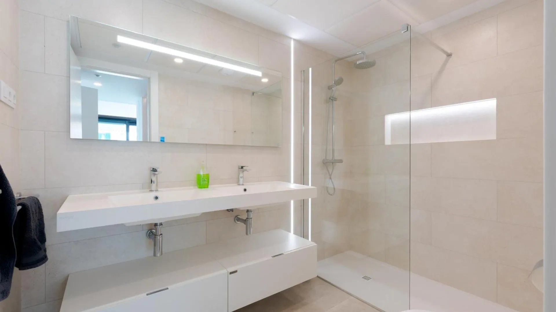 Jade Tower - 2-Bedroom Coastal Luxury Apartment In Fuengirola