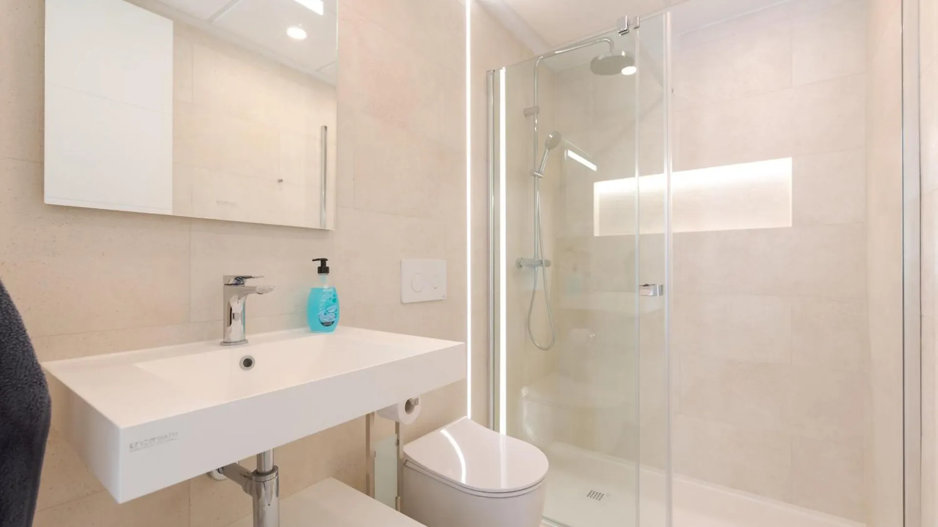 Jade Tower - 2-Bedroom Coastal Luxury Apartment In Fuengirola
